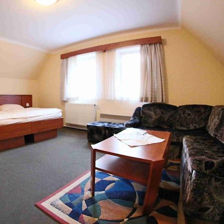 Hotel Koruna Karlštejn Kültér fotó