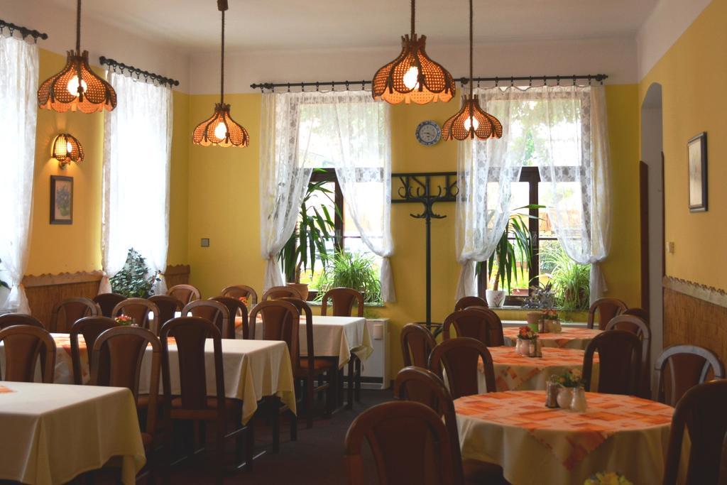 Hotel Koruna Karlštejn Kültér fotó