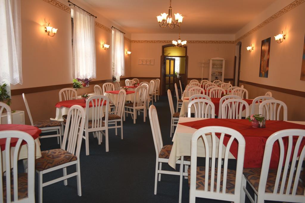 Hotel Koruna Karlštejn Kültér fotó