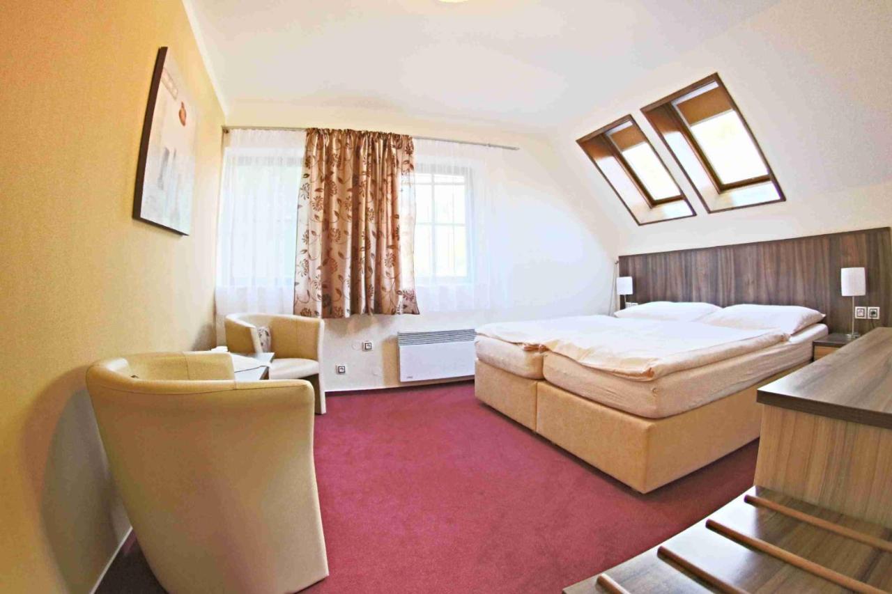 Hotel Koruna Karlštejn Kültér fotó