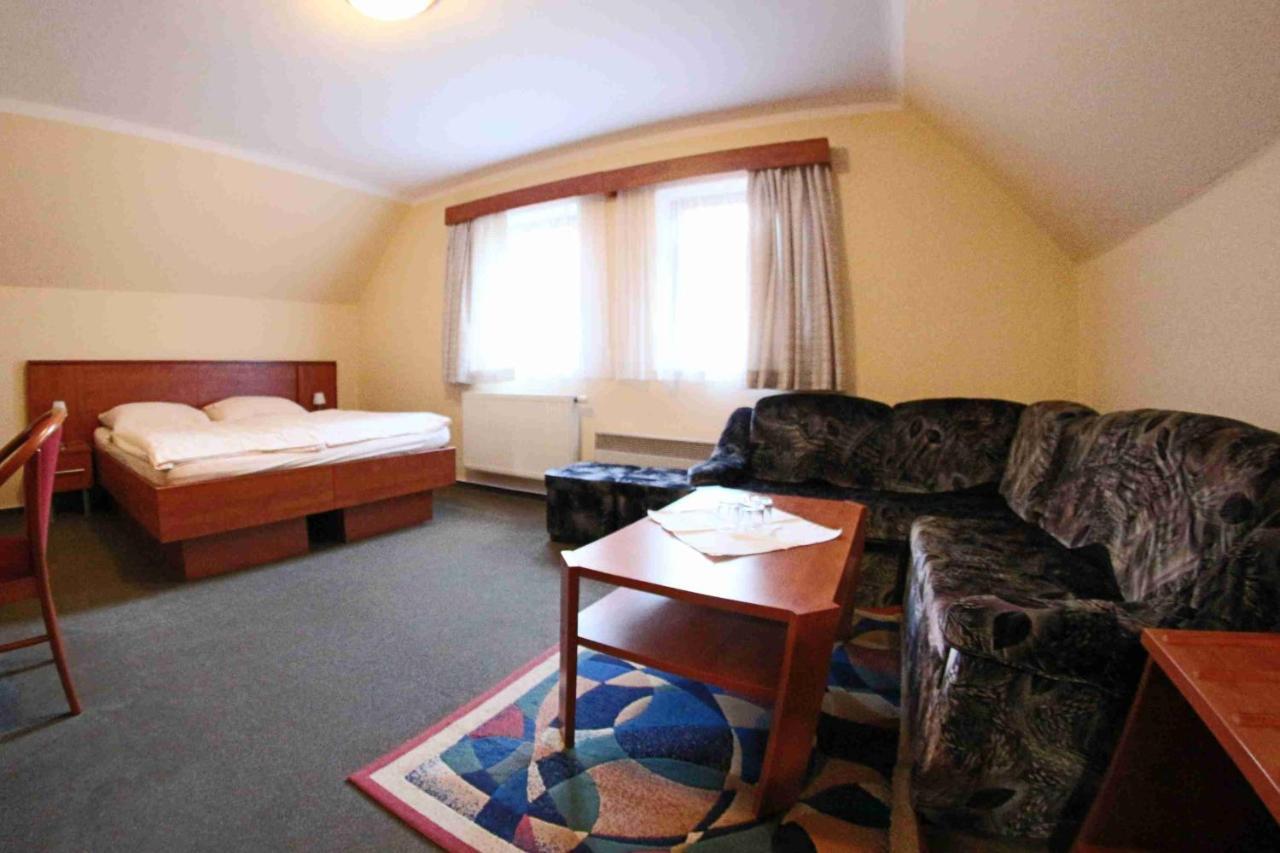 Hotel Koruna Karlštejn Kültér fotó