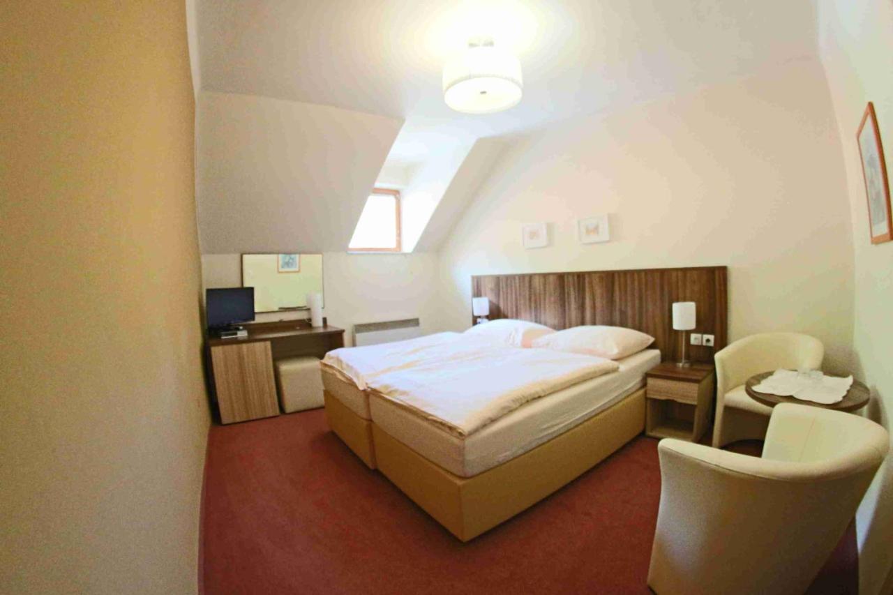 Hotel Koruna Karlštejn Kültér fotó