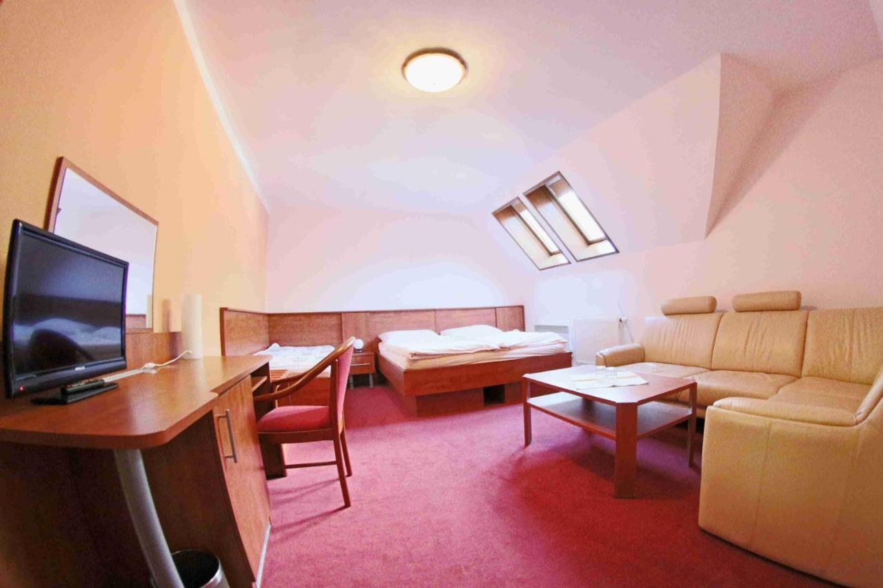 Hotel Koruna Karlštejn Kültér fotó