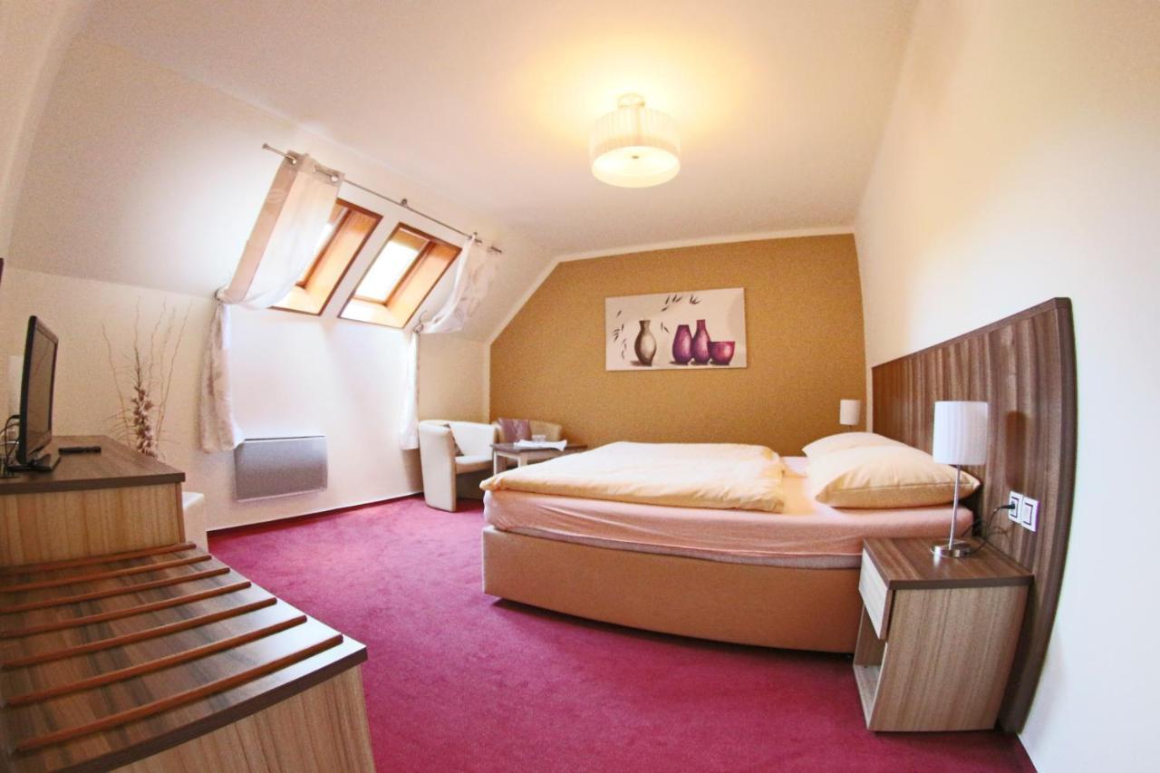 Hotel Koruna Karlštejn Kültér fotó