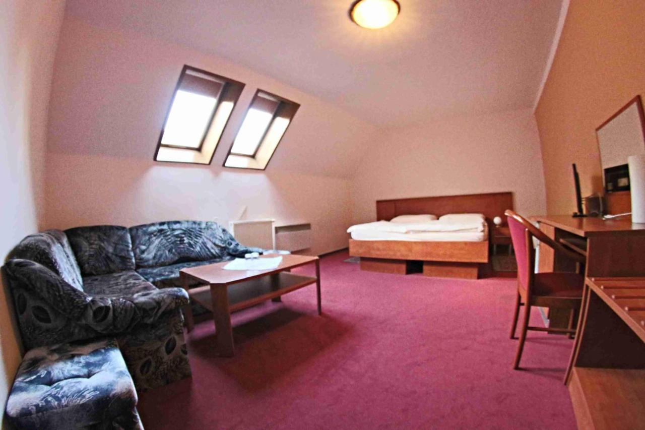 Hotel Koruna Karlštejn Kültér fotó