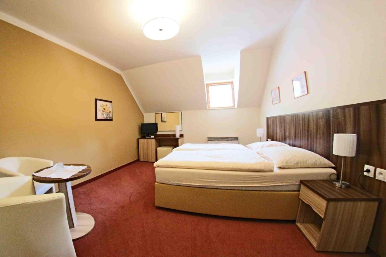 Hotel Koruna Karlštejn Kültér fotó