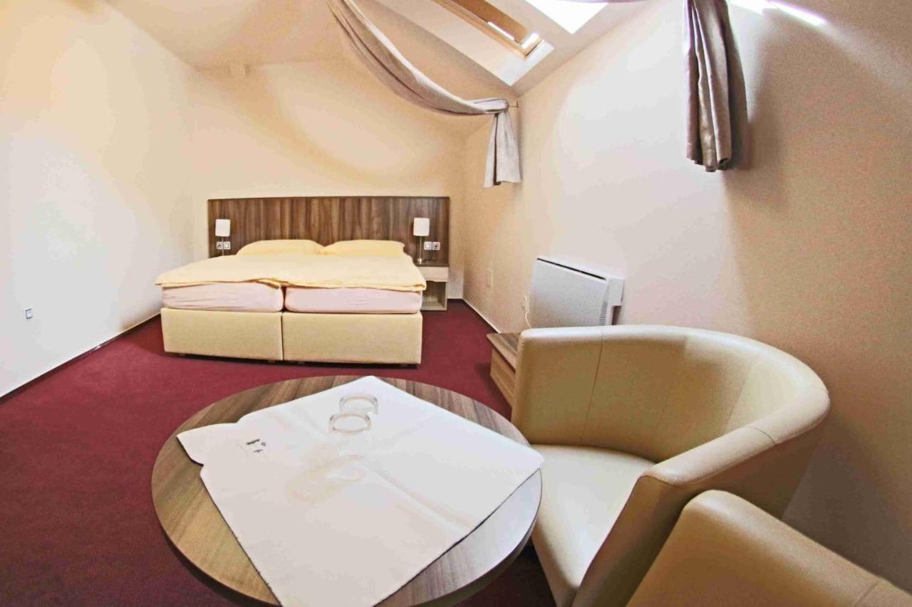 Hotel Koruna Karlštejn Kültér fotó