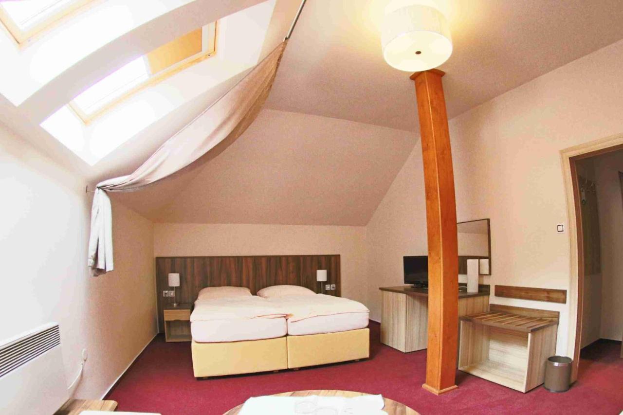 Hotel Koruna Karlštejn Kültér fotó