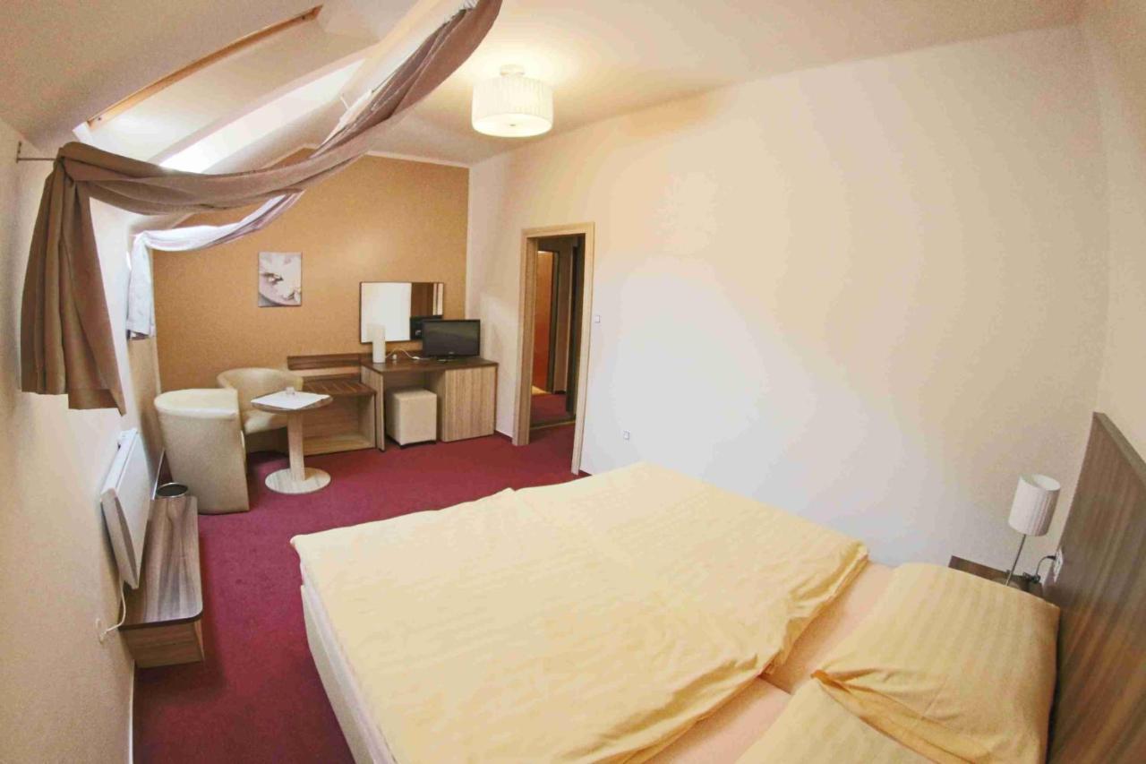 Hotel Koruna Karlštejn Kültér fotó