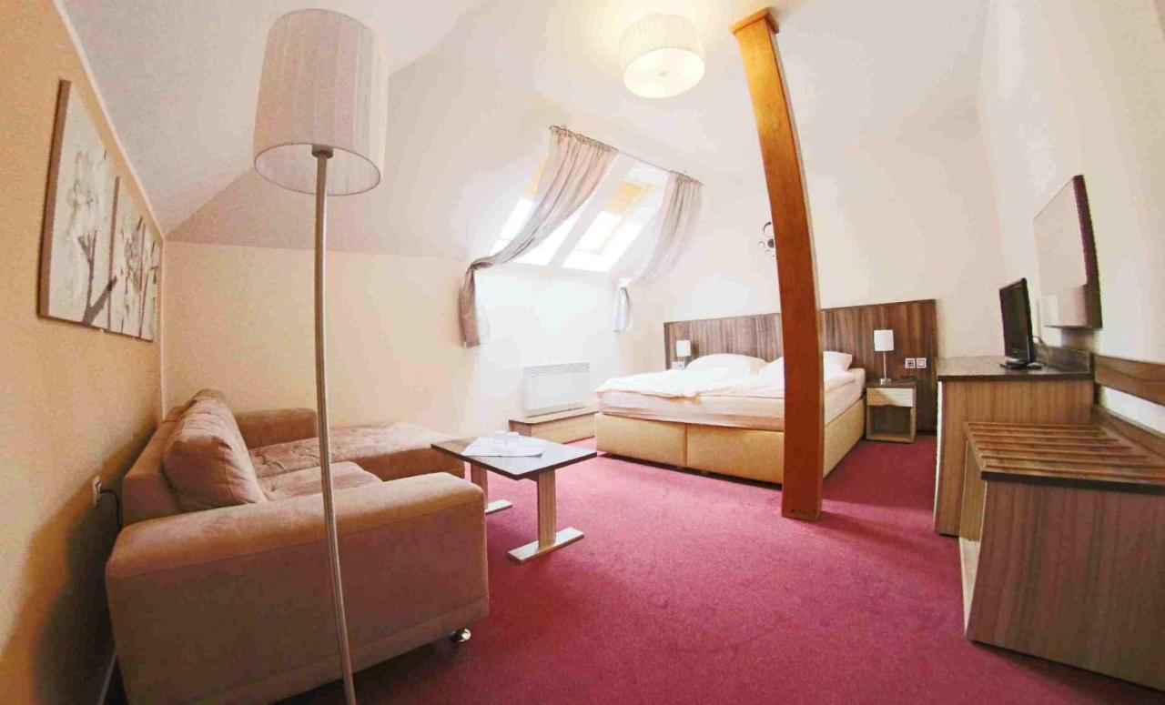 Hotel Koruna Karlštejn Kültér fotó